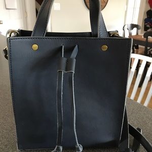 Madewell passenger crossbody in NAVY.! Like new!